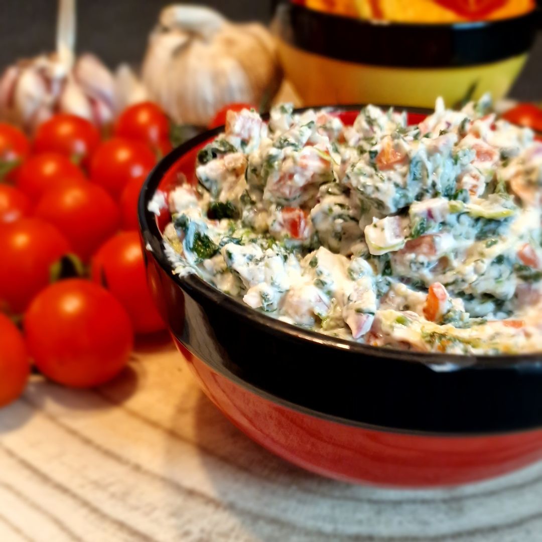 El dip de espinacas es un aperitivo cremoso y delicioso que combina espinacas con una mezcla de queso crema, yogur y algunos condimentos