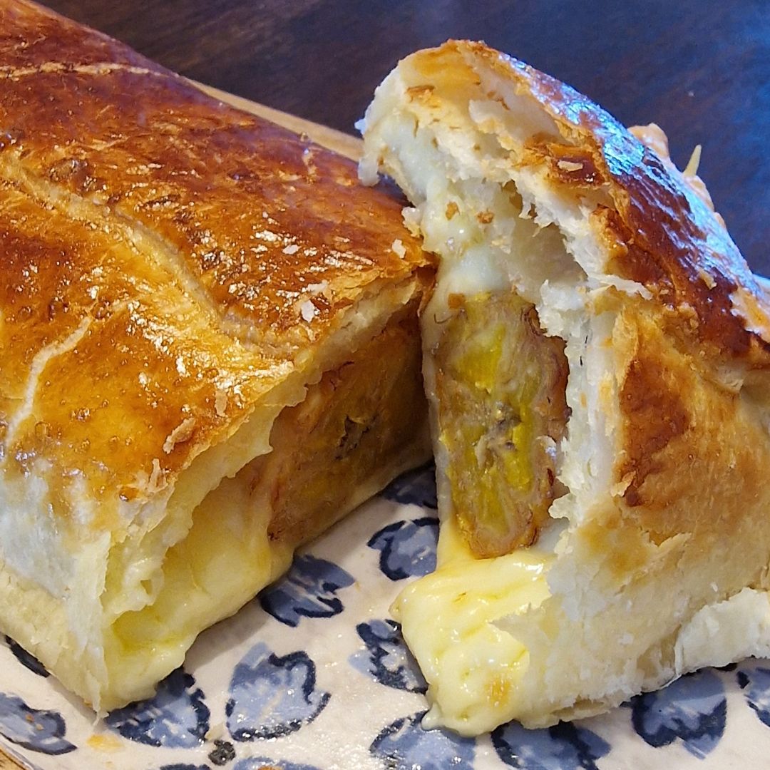 Hojaldre con plátano maduro y queso de fácil preparación