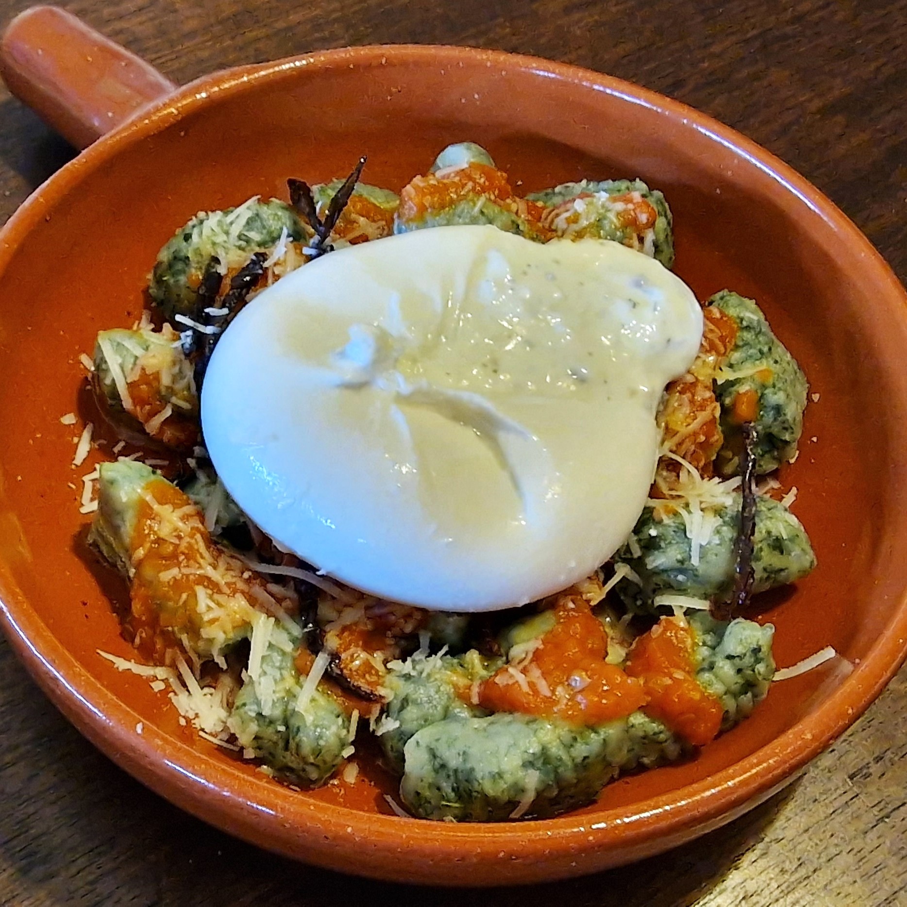 Receta casera: Ñoquis de espinacas con tomate y burrata