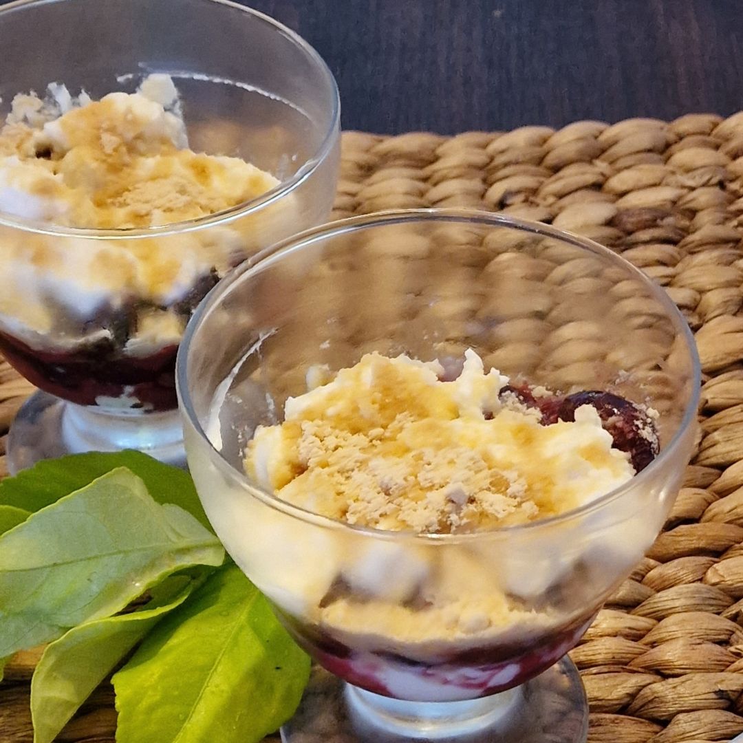 Postre de cerezas y mascarpone en vaso sin horno