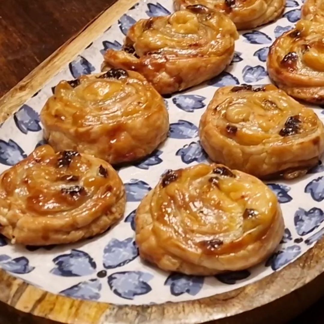 Caracolas de hojaldre, crema y pasas: listas en minutos