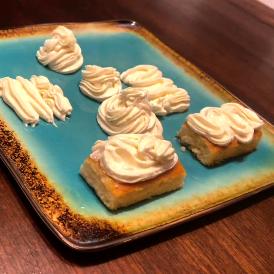 Chantilly firme y estable sobre una tarta, con picos definidos y textura cremosa que se mantiene sin derretirse.
