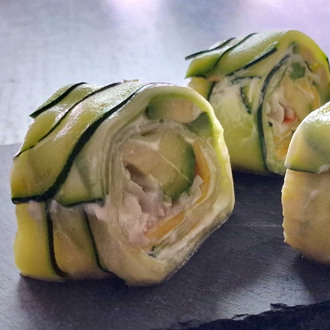 Rollitos de calabacín: rellenos de surimi, aguacate y mango